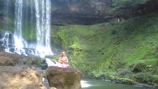 Drone Enlève Dame Blonde Assis Dans Pose Yoga Lotus Montre — Video