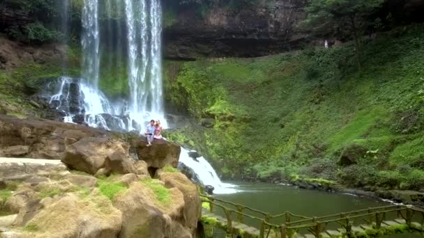 Drony Přesune Chlap Dívka Sedící Skále Horské Řeky Proti Vodopádu — Stock video