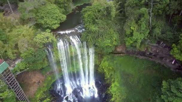 Drone Gaat Omlaag Naar Beroemde Hoge Waterval Onder Weelderige Jungle — Stockvideo