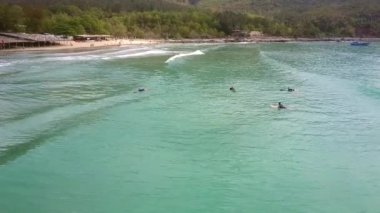 Plaj karşı dalga okyanus üzerinde sörf tahtası üzerinde havadan görünümü uzak sörfçü başlangıç adımları