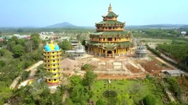 inanılmaz hava panorama çok katlı pagoda yeşil peyzaj arasında büyük bina Tapınağı tarafından renkli kubbe ile