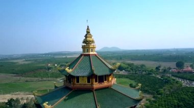 Harika Budist pagoda çatılar Vietnamca highland vadide karşı çevresinde hava yakın hareket