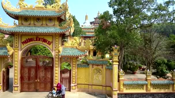 Красивые Желтые Двухэтажные Ворота Темно Красной Дверью Буддийский Храмовый Комплекс — стоковое видео