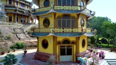 Cumbalı çıkıntılı saçak towerlike Budist pagoda asfalt kaide üzerinde ile düşük kat sayısı