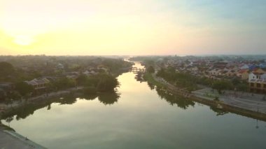 güzel hava görünümünü büyük meydanda Hoi riverfront bir kuş uçmak dron önünde güneş doğarken