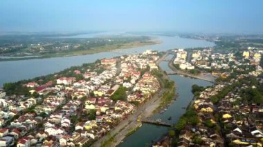 havadan görünümü geniş sakin nehir ve sınırsız manzara karşı hareket yukarıdaki Hoian eski kanal ilham verici