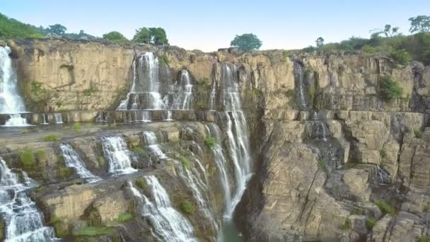 Luftpanorama Menschen Genießen Wasserfall Sitzt Auf Stein Springen Zwischen Felsen — Stockvideo