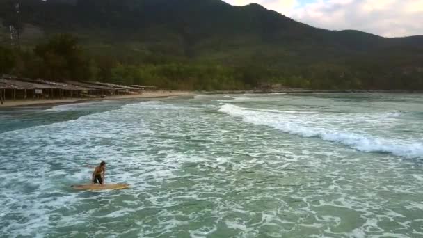 Starkes Mädchen Hält Gelbes Surfbrett Auf Dem Wasser Und Läuft — Stockvideo