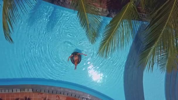 Vista Superior Mulher Bronzeada Passa Férias Nadando Enorme Piscina Com — Vídeo de Stock