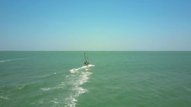 Einsamer Windsurfer Anfänger Segelt Auf Azurblauem Ozean Bis Zum Horizont — Stockvideo