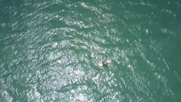 Surfer Kämpft Mit Starkem Wind Und Türkisfarbenen Wellen — Stockvideo
