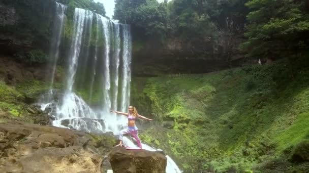 Drone Removes Blonde Lady Ponytail Standing Yoga Pose Rock Wall — Stock Video