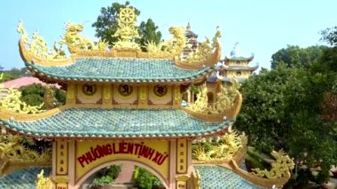 güzel hava görünümünü sarı iki katlı kapısı Budist Tapınağı karmaşık karşı mavi çatı