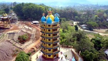 doğal yüksek multistorey Budist pagoda site yerleşim karşı bina sarı ve mavi kubbeler ile