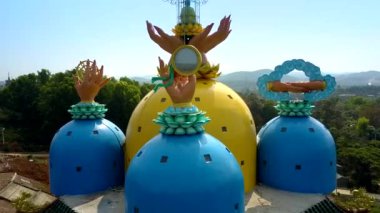 drone inanılmaz pagoda elleri ile renkli kubbeler pozlar üst parlak güneş ışığı karşı dua etmenin gösterir