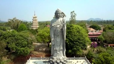 inanılmaz hava panorama dev Buda gri heykel arasında resimsel manzara karşı tropikal park