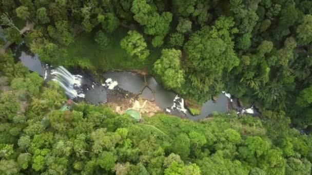 Imagen Aérea Fantástica Barranco Del Río Montaña Con Hermosa Cascada — Vídeo de stock