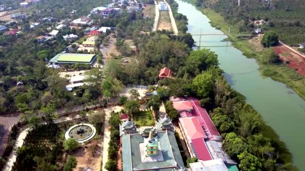 Mooie Luchtfoto Moderne Boeddhistische Tempel Complex Chua Duoc Gelegen Rustige — Stockvideo