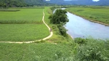 nehir ve fıstık alanı arasında çift scooter üzerinde sürmek