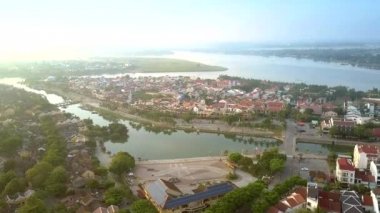 Geniş nehir ve kanal arasında yer alan hoian