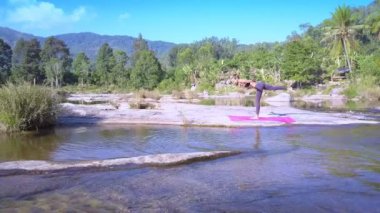 kadın yoga pozlar bacak Nehri arasında değiştirir