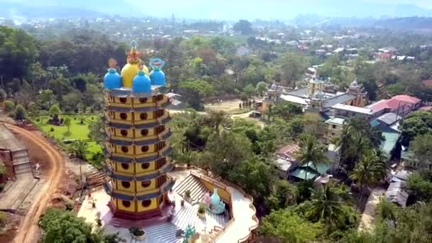 Drone tourne autour de pagode à plusieurs étages sur le site de construction — Video