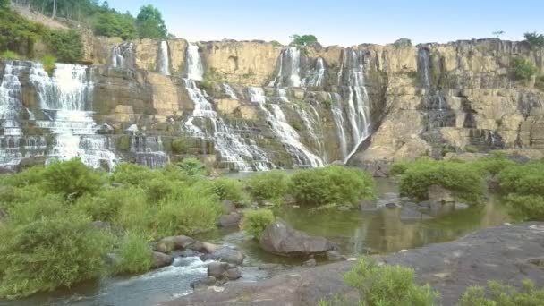 Tourists sit among brushwoods watch Pongour waterfall — Stock Video
