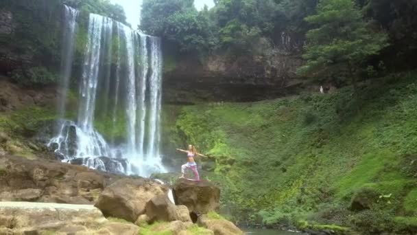 Lift naar attracties in de buurt van de waterval en meisje op steen — Stockvideo
