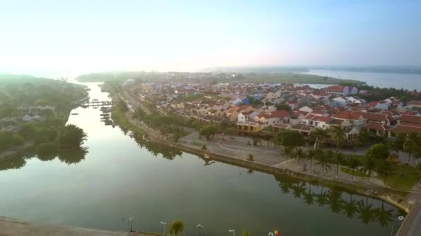 Light sky and trees reflect in calm Hoi An channel — Stock Video