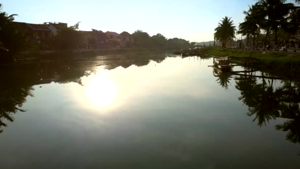 Камера следит за отражением солнечного диска на речной воде — стоковое видео