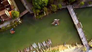 nehir tekne ve ev çatıları üzerinde yuvarlak hareket