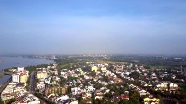 Genel Hoi nehir sınırsız gökyüzü karşı üst bir görünüm