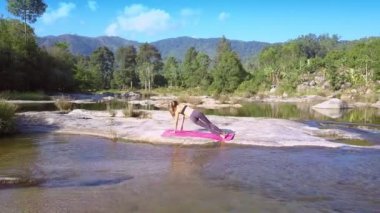 FlyCAM kız yoga gösterileri river rapids kaldırır