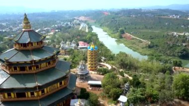 ön plan üzerinde yüksek pagoda, sınırsız yeşil yatay