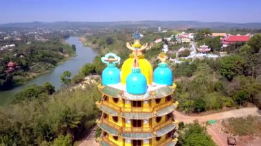 Hava çok katmanlı pagoda resimsel manzara karşı