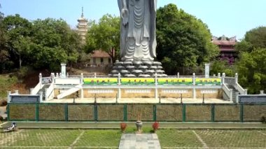Buda heykeli mavi gökyüzü karşı için Kaide üzerinden hareket