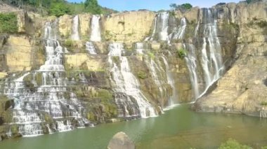 etkileyici Pongour şelale çağlayan boyunca kayalar