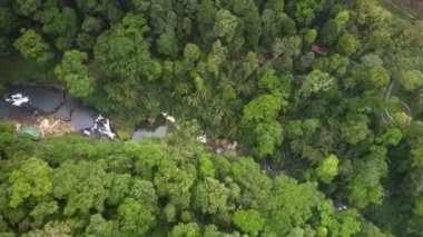 şelale ile yayla gorge boyunca kamera taşır