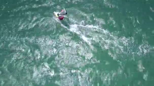 Surfer beginner met transparante zeil treinen op zware golven — Stockvideo