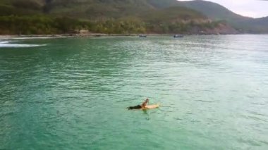 sörfçü kürekler su scooter sürücüler son gemide