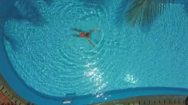 Drone benaderingen om te zwemmen in zwembad kabbelend water meisje — Stockvideo