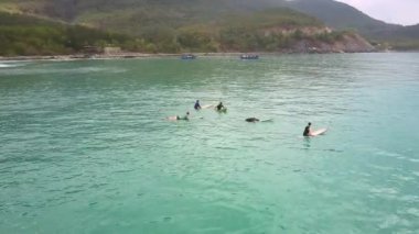 dalga sörf tahtaları bekle uzak sörfçü oturup