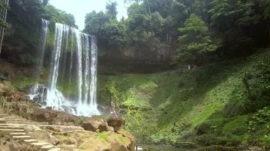 taş basamaklar kız için yoga yaparken kayada kurşun.