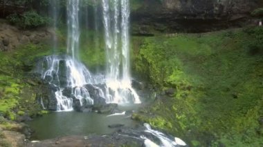 şelale çağlayan ve ön plan üzerinde kahverengi taş