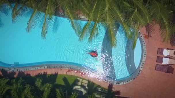 Девушка отдыхает плавание в бассейне на территории пентхауса — стоковое видео