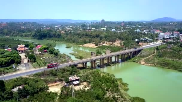 Drohne fliegt über Flussbrücke in Stadtlandschaft — Stockvideo