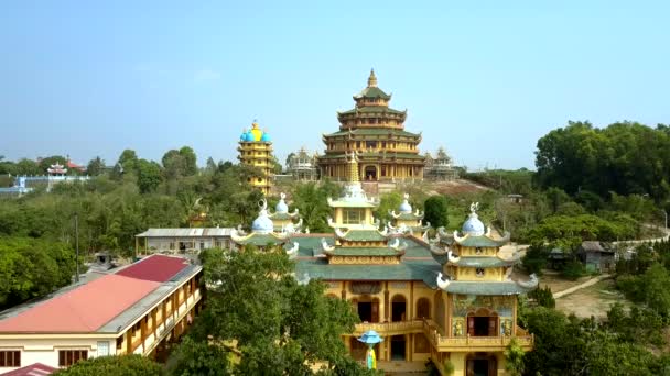 Moderne boeddhistische tempel complex onder tropische planten — Stockvideo