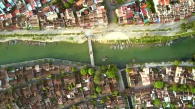 Camara kanal Hoian Bridge'de ile yukarıda asılı