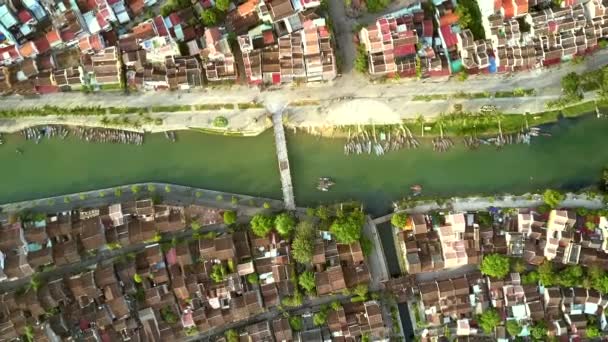 Cámara cuelga por encima del canal con puente en Hoian — Vídeo de stock