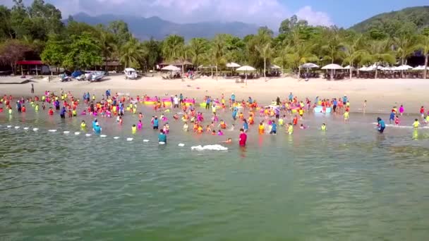 Leraren Kijken Kinderen Zwemmen Azuurblauwe Oceaan Deel Gescheiden Door Boeien — Stockvideo